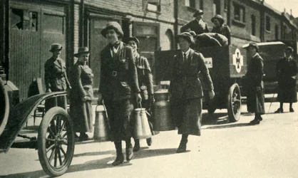 Femmes réservistes livrant du lait à un hôpital, Première Guerre mondiale, vers 1914-1918, vers 1920