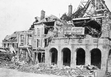 Bâtiment détruit, Grande Place, Péronne, France, Première Guerre mondiale, 1917, vers 1920