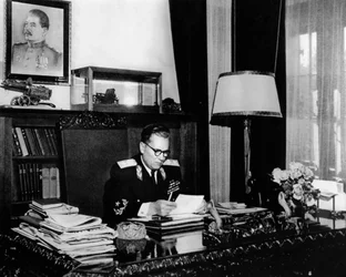 Le dirigeant yougoslave, le maréchal Josip Broz Tito, dans son bureau, Belgrade, Yougoslavie, vers 1946-vers 1947.