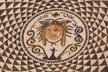 Carmona, Province de Séville, Espagne. Mosaïque romaine de Méduse à l
