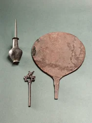 Épingle à cheveux en cuivre, tige de collyre avec pot et miroir, Mohenjodaro, 2300-1750 av. J.-C.