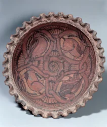 Coupe copte, terre cuite peinte avec bordures en guirlande, égyptienne, VIIe siècle après J.-C.