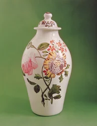 Pot couvert en verre opaque blanc de forme potiche chinoise, c.1760