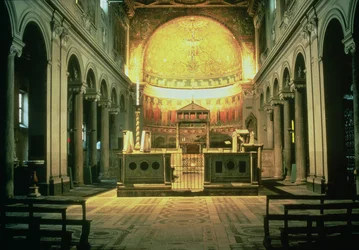 Vue intérieure du maître-autel de San Clemente, Rome, Italie