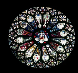 Rosace nord, pierre du XIIIe siècle, verre du milieu du XVe siècle