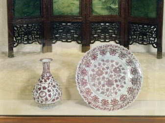Bouteille en forme de poire décorée en rouge sous glaçure avec des branches de chrysanthème enroulées, période Hung Wu (1368-98)