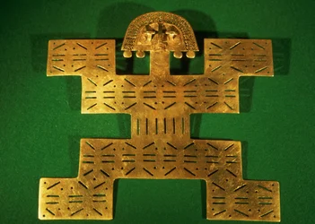 Ornement pectoral de la région de Tolima, Colombie, vers 500-1500 après J.-C. (or)