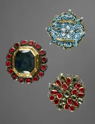 Sélection de broches de costume serties de pierres semi-précieuses, Moscou, début du 18e siècle