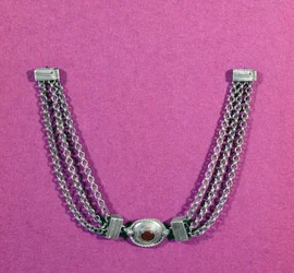 Collier en argent comprenant une cornaline, dans un cadre ovale bordé d