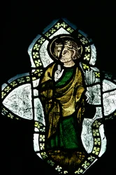 Saint Edmond, couronné et nimbé, portant les flèches de son martyre, vitrail du 14ème siècle