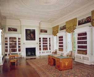 La bibliothèque avec bureau Adam, c.1775, de style néoclassique