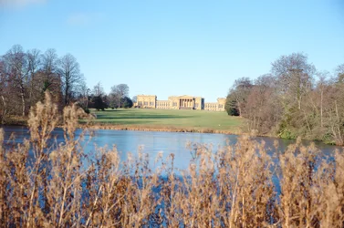 Vue depuis le lac de la maison, construite par Sir John Vanbrugh et parc aménagé par Capability Brown