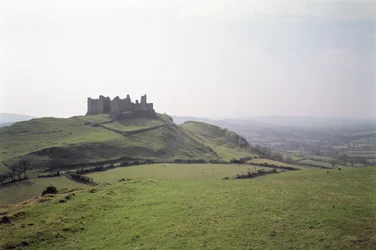 Vue du Château de Carreg Cennen, Sud du Pays de Galles, construit vers 1350