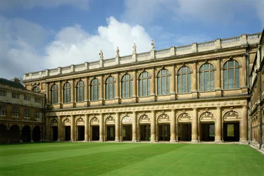 Vue de la Grande Cour de la bibliothèque Wren, Collège Trinity, Cambridge