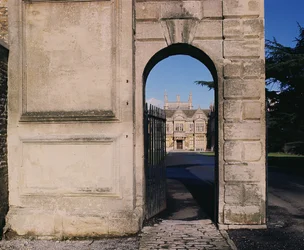 Vue de la façade sud à travers le portail, Corsham Court, Wiltshire