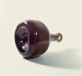 Bouteille de vin, (sur le côté pour montrer le fond concave), début du 18e siècle