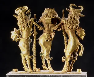 Pendentif en forme de trois figures mi-homme, mi-taureau, mésopotamien, vers 2600-2340 av. J.-C.