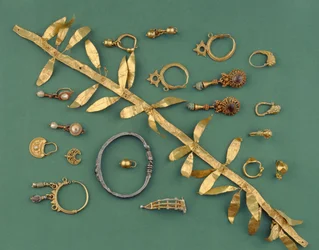 Collection de bijoux hellénistiques, byzantins et romains, y compris un diadème en feuille d