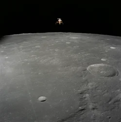 Apollo 12 module lunaire Intrepid atterrissant sur la surface de la Lune dans l