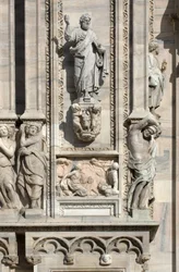 Architecture : statue de Saint Luc (1811), et bas-relief représentant l