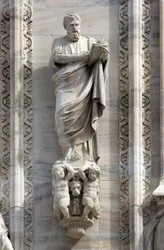 Architecture : statue de Saint Marc par Donato Carabelli (1811). Détail de la façade de la Cathédrale de Milan, Italie