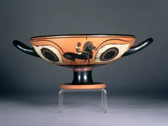 Coupe à yeux à figures noires attiques, avec décoration rouge et blanche ajoutée représentant un cheval et un cavalier, 480-450 av. J.-C.