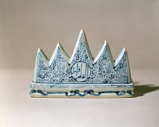 Reposoir de pinceau bleu et blanc, modelé comme une montagne à cinq sommets, dynastie Ming (1368-1644)