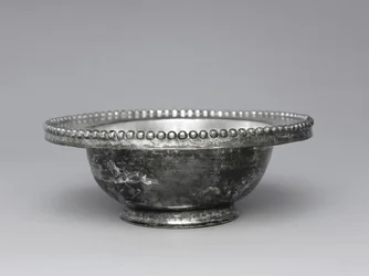 Bol avec bord perlé, 300-500