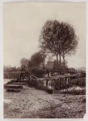 Ponts, enfants sur un pont, vers 1890
