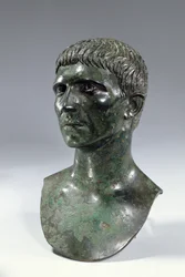 Tête en bronze d