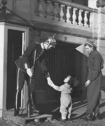 Carl XVI Gustaf enfant dans le parc du château de Haga à Stockholm