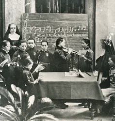 Répétition de chants de Noël dans une mission française en Chine, début du XXe siècle