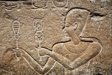 Césarion offrant des offrandes à Horus et Isis (détail)