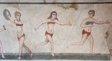 Chambre des Dix Jeunes Filles ou la mosaïque des "filles en bikini". Vue générale sur le panneau supérieur: poids, lancer de disque et course. IIIe - IVe siècle. Villa romaine du Casale, Sicile. Site UNESCO.