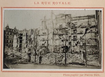 Commune de Paris (1871) : vue des ruines de la rue Royale à Paris en mai 1871. Photographie de Pierre Pepetit.