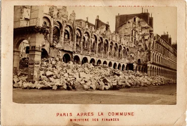 Commune de Paris (1871) vue du Ministère des Finances détruit. Photographie.