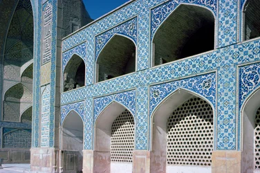 Arcade de la cour (riwaq) et entrée voûtée ouest (iwan) vers 1121-2