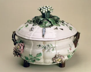 Soupière couverte, décorée d