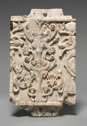 Plaque décorative : Sphinx à tête de bélier flanquant un arbre sacré, 900-800 av. J.-C.