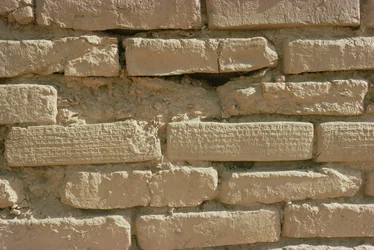 Détail des briques portant des inscriptions cunéiformes du Ziggurat, construit par le roi élamite Untash-Gal (vers 1265-46 av. J.-C.)