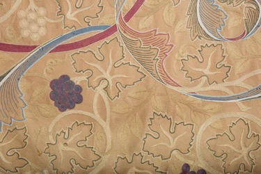 Détail du dossal brodé conçu par William Morris, exposé sur le mur est du chœur de l