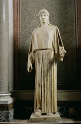 Figure féminine portant un péplos, grecque