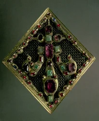 Fermoir fleur-de-lys traditionnellement dit appartenir au roi Louis IX de France (Saint Louis) (1215-70) vers 1365-67