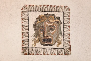 Mosaïque de sol datant du Ier siècle av. J.-C. représentant un masque de Dionysos, provenant d
