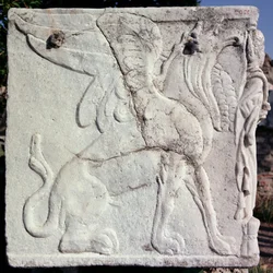 Urne funéraire avec relief sculpté d