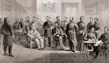 Le général Ulysses S. Grant (assis au centre droit) et le général Robert E. Lee (assis au centre gauche) avec leurs états-majors respectifs au palais de justice d
