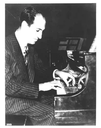 George Gershwin (1898-1937) compositeur américain, au piano, vers 1935 (photo n/b)
