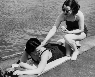 Filles au Serpentine Lido