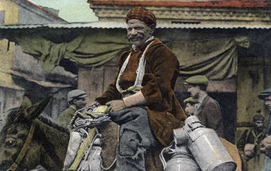 Grèce, Salonique : homme souriant chevauchant un âne, avec des bidons, sur la place du marché - Carte postale 1914-1918