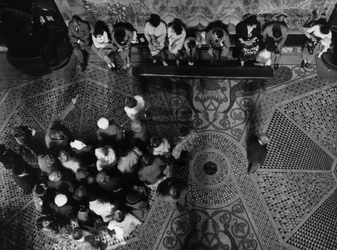 Groupe de fidèles dans une église